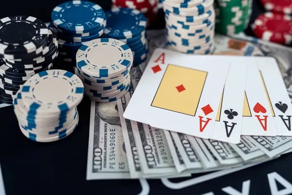 Mobile phone displaying live sd Sic Bo betting layout with dice combinations and payout rates highlighted
